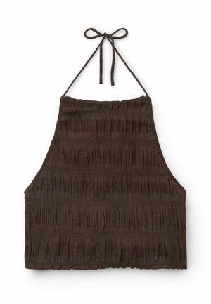Top corto de halter marrón oscuro con pliegues horizontales texturizados y un cierre de lazo en el cuello.