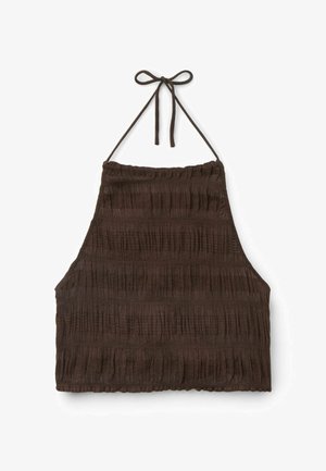 Top corto de halter marrón oscuro con pliegues horizontales texturizados y un cierre de lazo en el cuello.