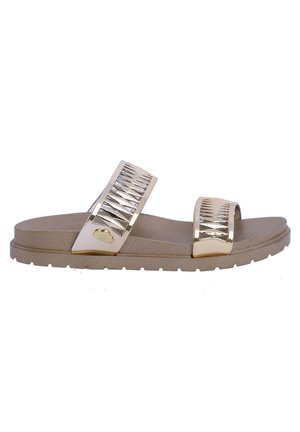 Sandalia tipo slide con dos cintas anchas con detalles metálicos, plantilla texturizada en color beige y suela de goma baja y resistente.