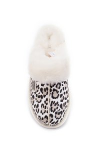 Papučky s leopardím vzorom a bielym umelým kožuchom, mäkká štruktúra, okrúhla špička a odolná podrážka. Obsahuje prešívaný dizajn a detail loga.