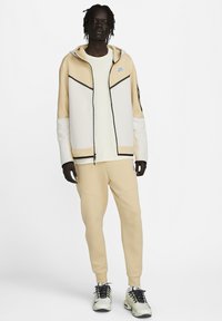 Nike Sportswear M NSW TCH FLC S FZ WR - Felpa con zip - sesame light orewood brown light photo blue