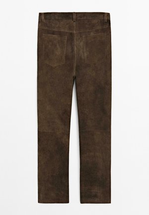 Pantalons en daim marron à jambe droite avec poches arrière et passants de ceinture, présentés de dos sur fond blanc.
