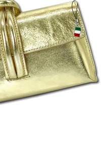Porte-monnaie en or métallique avec une texture lisse, arborant une bandoulière torsadée et un petit charm en forme de drapeau italien attaché.