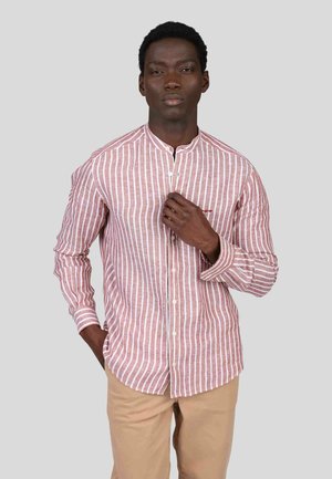 Chemise rayée en rose clair et blanc, fabriquée dans un tissu à finition texturée. Comprend un col à bande et une fermeture à boutons sur le devant.