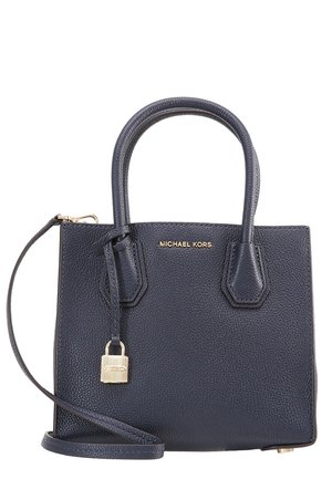 Navyblå tekstureret lædertaske fra Michael Kors med dobbelte håndtag, gyldent logo, aftagelig skulderrem og gyldent hængelåsvedhæng.