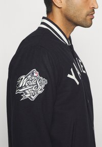 New Era MLB NEW YORK YANKEES PATCH VARSITY  - Vereinsmannschaften - navy/white