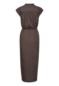 Mörkbrun, midiklänning med korta ärmar, med veckad yoke bak och åtstramad midja, visad bakifrån på en vit bakgrund.