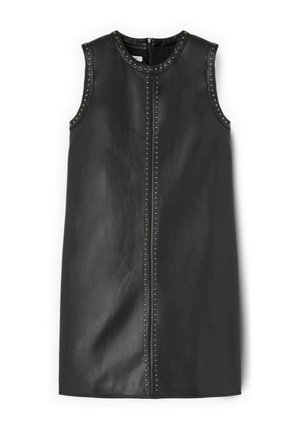 Vestido negro sin mangas hecho de cuero, con tachuelas metálicas a lo largo de las sisas y una línea central, y con cierre de cremallera en la parte posterior.