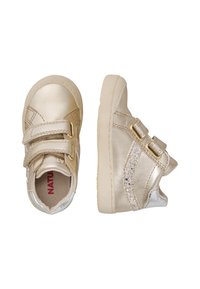 Zlaté metalické dětské boty se dvěma suchými zipy, texturovanými akcenty a třpytivým bočním detailem. Ploché gumové podrážky s kulatými špičkami.