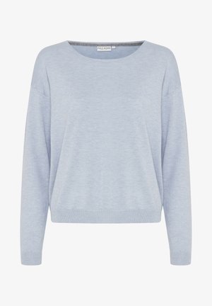 Gaiši zils, garām piedurknēm, brīvas formas džemperis ar apaļu kakla izgriezumu un ribotām piedurknēm. Izgatavots no mīksta, teksturēta auduma.