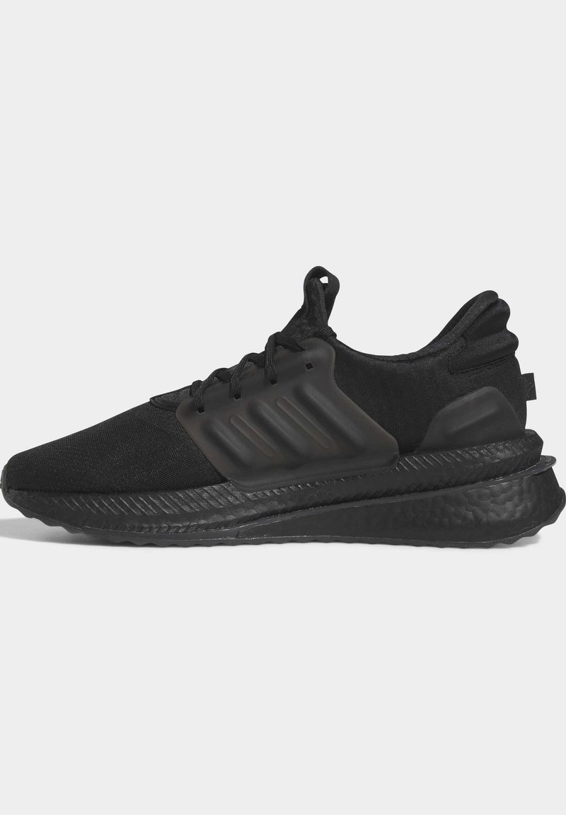 Schwarze Sportschuhe mit einem strukturierten Stoffoberteil und einer unterstützenden Overlayer. Dicke Sohle mit einem wellenförmigen Design und ausgeprägtem Profil für besseren Halt.
