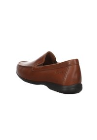 Scarpa slip-on in pelle marrone con finitura texture, profilo basso e suola in gomma nera, caratterizzata da dettagli di cucitura discreti sulla tomaia.