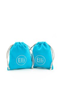 Dos mochilas turquesas con cordón, hechas de tela suave. Cada una presenta un logotipo circular blanco con el texto "Elli by Julie & Grace".