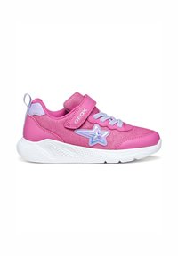 Baskets de sport roses avec une tige en mesh respirant, un talon renforcé et une sangle Velcro. Présente un design en étoile et une semelle texturée blanche.