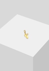 Encanto de ángel dorado con un acabado suave, que presenta alas detalladas, un vestido y un pequeño broche para su sujeción.