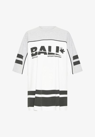 Biela a šedá oversize tričko s čiernymi grafikami. Obsahuje kruhový výstrih, krátke rukávy a pruhy pozdĺž rukávov a lemu.