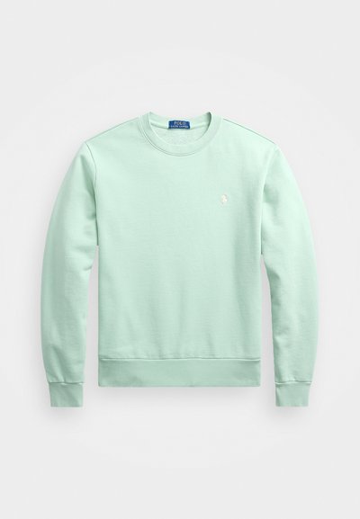 Sudadera de un ligero verde menta con cuello redondo, mangas largas, puños y dobladillo acanalados, y un pequeño logo bordado en el pecho. Textura de tela suave.