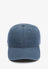 Gorra de mezclilla azul con visera curva, seis ojales de ventilación y un botón en la parte superior. Cuenta con una correa trasera ajustable cosida.