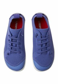 Lila nät sneakers har ett texturerat ovandel med sex snörhål och en gummikappa på tån. Insidan är röd och yttersulan är vit.