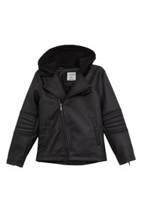 Veste en faux cuir noir avec capuche, zip asymétrique, deux poches avant, détails matelassés aux épaules et aux manches, texture lisse.