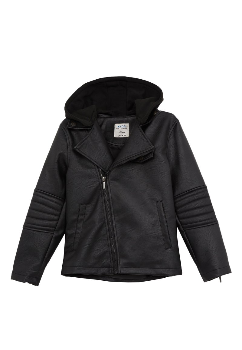 Veste en faux cuir noir avec capuche, zip asymétrique, deux poches avant, détails matelassés aux épaules et aux manches, texture lisse.