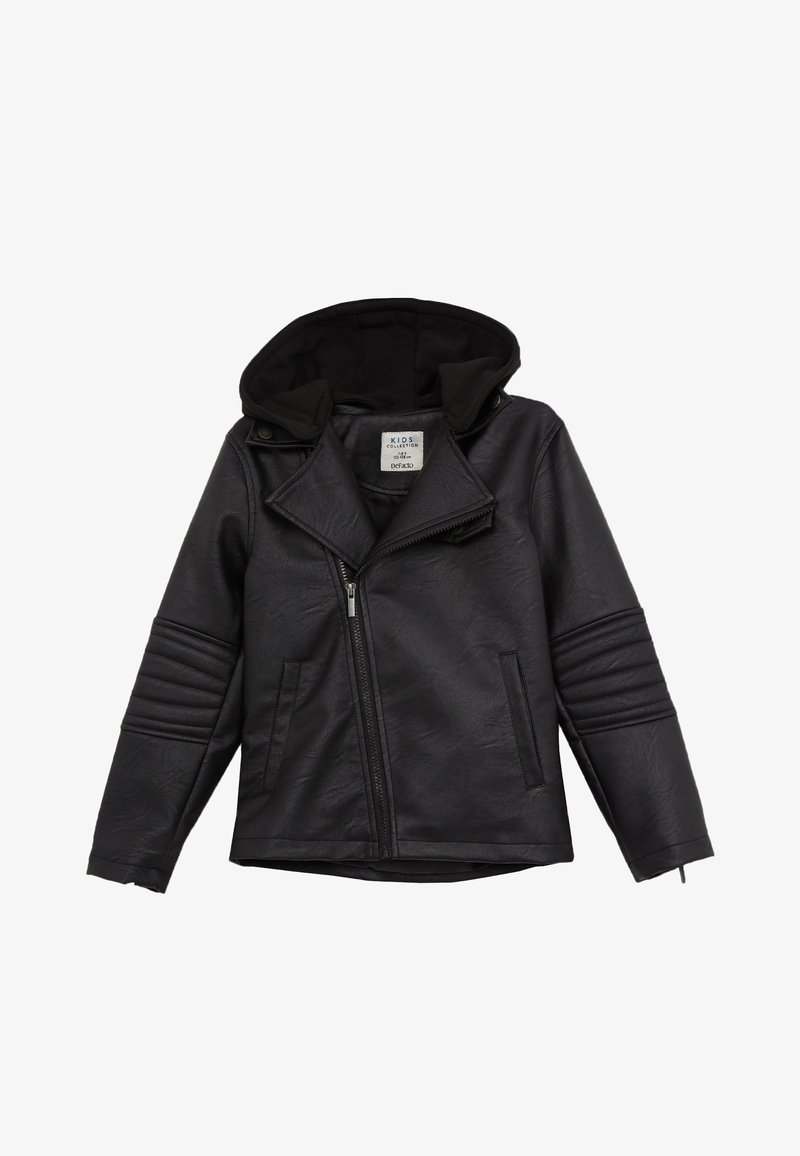 Veste en faux cuir noir avec capuche, zip asymétrique, deux poches avant, détails matelassés aux épaules et aux manches, texture lisse.