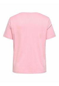 Różowy bawełniany t-shirt z krótkimi rękawami i okrągłym dekoltem. Gładka tekstura, prosty design, bez wzorów ani wyróżniających się detali.