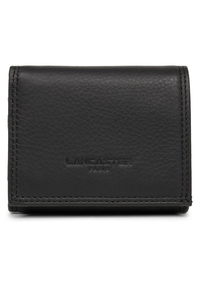 Portafoglio in pelle nera con superficie texture, dotato di logo "LANCASTER PARIS" impresso e cuciture visibili lungo i bordi. Design pieghevole.