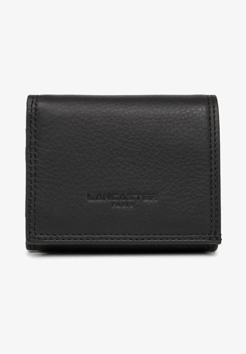 Portafoglio in pelle nera con superficie texture, dotato di logo "LANCASTER PARIS" impresso e cuciture visibili lungo i bordi. Design pieghevole.