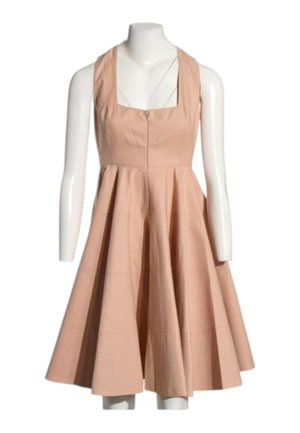 Robe pêche sans manches longueur genou avec un décolleté carré et une jupe évasée présentée sur un mannequin blanc.