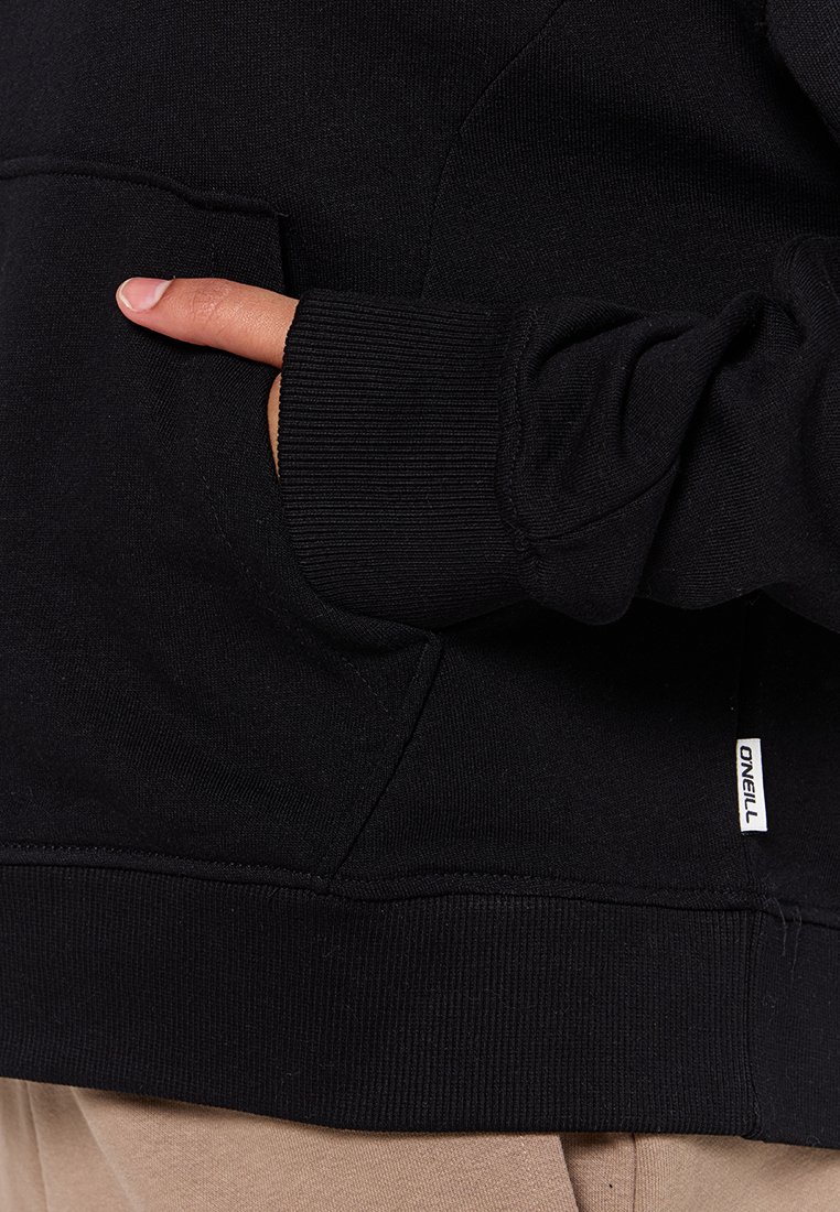 Sudadera negra de mezcla de algodón con puños y dobladillo de canalé. Cuenta con un bolsillo frontal y una pequeña etiqueta de logo en el lateral.