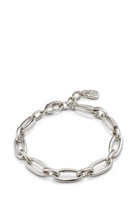 Pulsera de eslabones plateados que presenta eslabones ovalados alargados con un acabado pulido, un cierre resistente y un pequeño detalle de etiqueta.