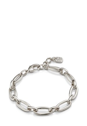 Pulsera de eslabones plateados que presenta eslabones ovalados alargados con un acabado pulido, un cierre resistente y un pequeño detalle de etiqueta.