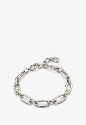 Bracelet en argent composé de maillons allongés en forme d'ovale avec une finition polie, un fermoir solide et un petit pendentif.