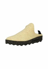 Zapato de fieltro beige tipo slip-on con lengüeta alta, suela ondulada negra moteada y pequeña etiqueta negra en el talón.