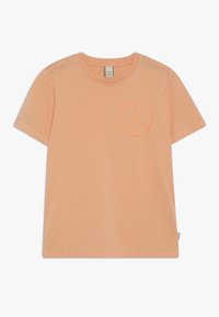 Pfirsichfarbene Baumwoll-T-Shirt mit kurzen Ärmeln, Rundhalsausschnitt und einem kreisförmigen, geprägten Logo auf der Brust. Glatte Textur, lässige Passform.