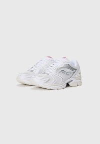 Scarpe atletiche bianche con sovrapposizioni in mesh e sintetico, dotate di una suola texturizzata, lacci e un piccolo logo rosso sulla linguetta.