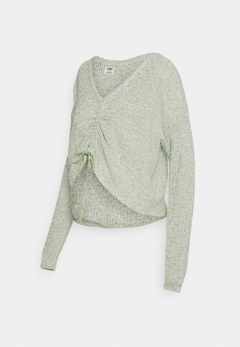 Suéter de malha verde claro com mangas longas, decote em V e detalhe franzido à frente. Tecido texturizado com costura em laçada e um brilho subtil.