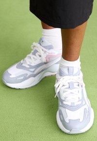Leichte Sportsneaker in Weiß, Grau und Pastellrosa. Sie verfügen über ein Obermaterial aus Mesh, einen gepolsterten Kragen und eine strukturierte Sohle für besseren Halt.
