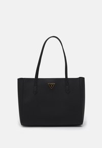 Czarna torebka typu tote z teksturowanej skóry, z podwójnymi paskami na ramię oraz małą trójkątną złotą plakietką z logo Guess na środku z przodu.