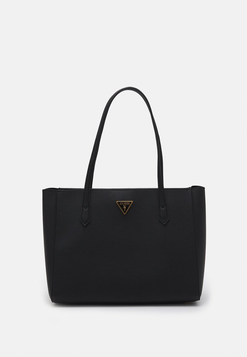 Czarna torebka typu tote z teksturowanej skóry, z podwójnymi paskami na ramię oraz małą trójkątną złotą plakietką z logo Guess na środku z przodu.