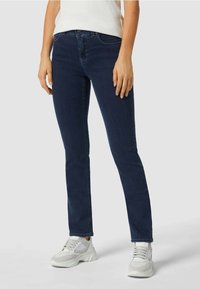 Sötétkék farmernadrág, slim fit szabással, öt zsebbel, elöl gombos záródással, sima, kissé rugalmas textúrával.