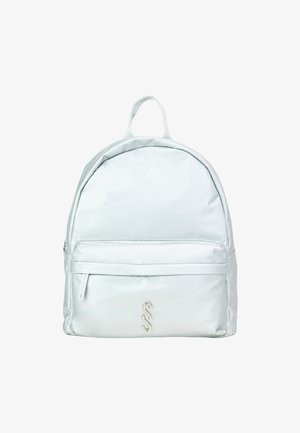 Svěle šedý nylonový batoh zaobleného tvaru. Obsahuje přední zipovou kapsu a dekorativní logo na přední straně. Má také horní ucho.