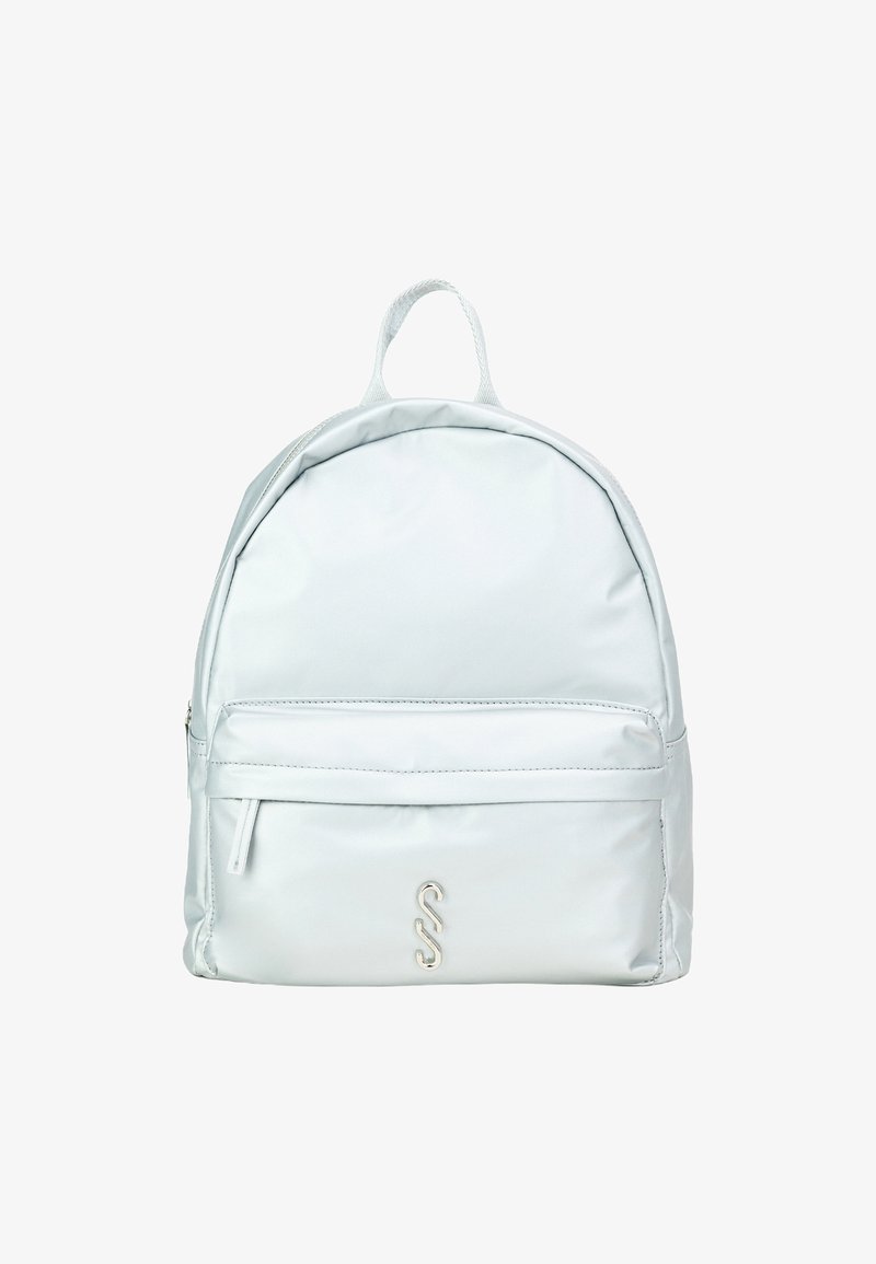 Jasnoszara nylonowa plecak o zaokrąglonym kształcie. Posiada przednią kieszeń na zamek błyskawiczny oraz dekoracyjne logo z przodu. Zawiera uchwyt na górze.