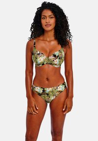 Bloemige bikini set met een zwarte basis, groene palmbladeren en witte bloemen. De top heeft beugels en verstelbare bandjes, en de onderkant is laag uitgesneden.