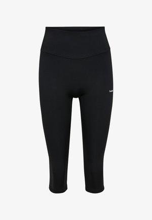 Czarne krótkie legginsy z wysokim stanem z małym białym logo na górnej części uda, zaprojektowane do użytku sportowego lub casualowego.