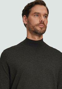 Donkergrijze coltrui met een geribde kraag, gemaakt van een zachte, gestructureerde breiware; heeft een schoon, minimalistisch ontwerp.