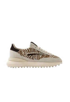 Sneaker in camoscio beige e marrone con motivo a strisce zebrato, suola crema con battistrada, chiusura con lacci e dettagli sul tallone e logo marrone scuro.