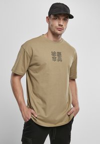 Urban Classics - CHINESE SYMBOL TEE - Marškinėliai su spaudiniu - khaki/black Miniatiūros vaizdas 1