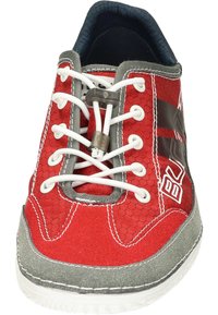 Piros fűzős sneaker, hatszögletű mintázattal, szürke részletekkel és fehér varrással. Gumitalpú, és állítható fűzővel rendelkezik.